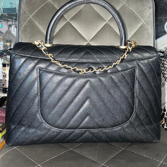 Chanel Black chevron flap Bag w gold hardware! 🖤 - Picture 2 of 16